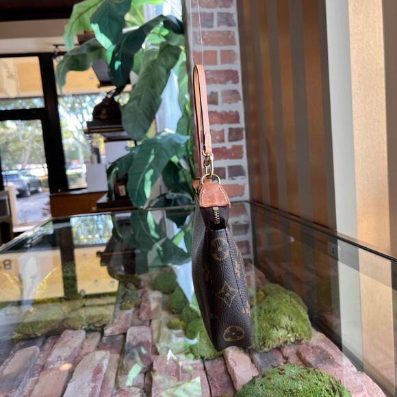 LOUIS VUITTON Pochette Accessories Vintage Monogram Canvas Shoulder Bag - Picture 4 of 10